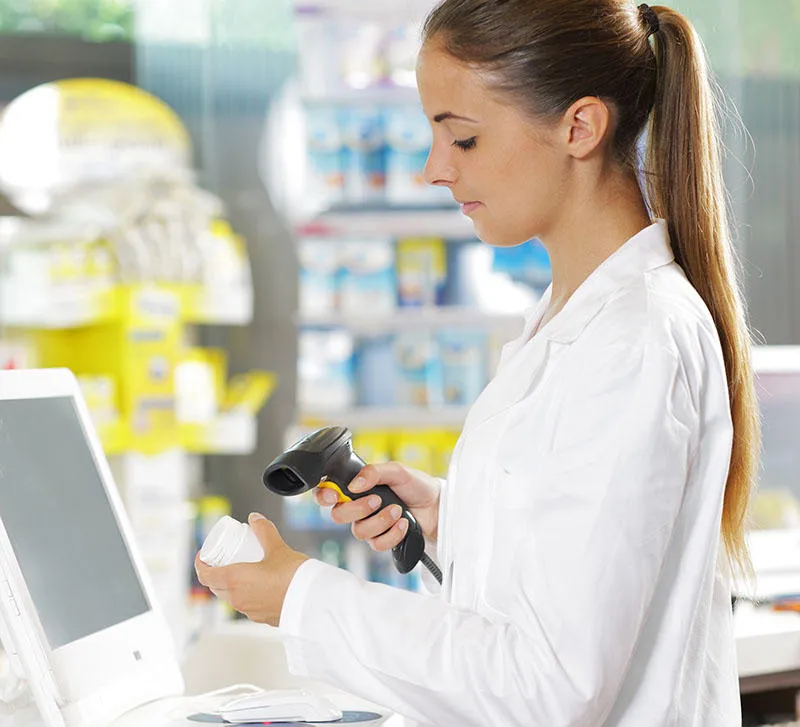 blog-life-sciences-pharmacist-dispensing