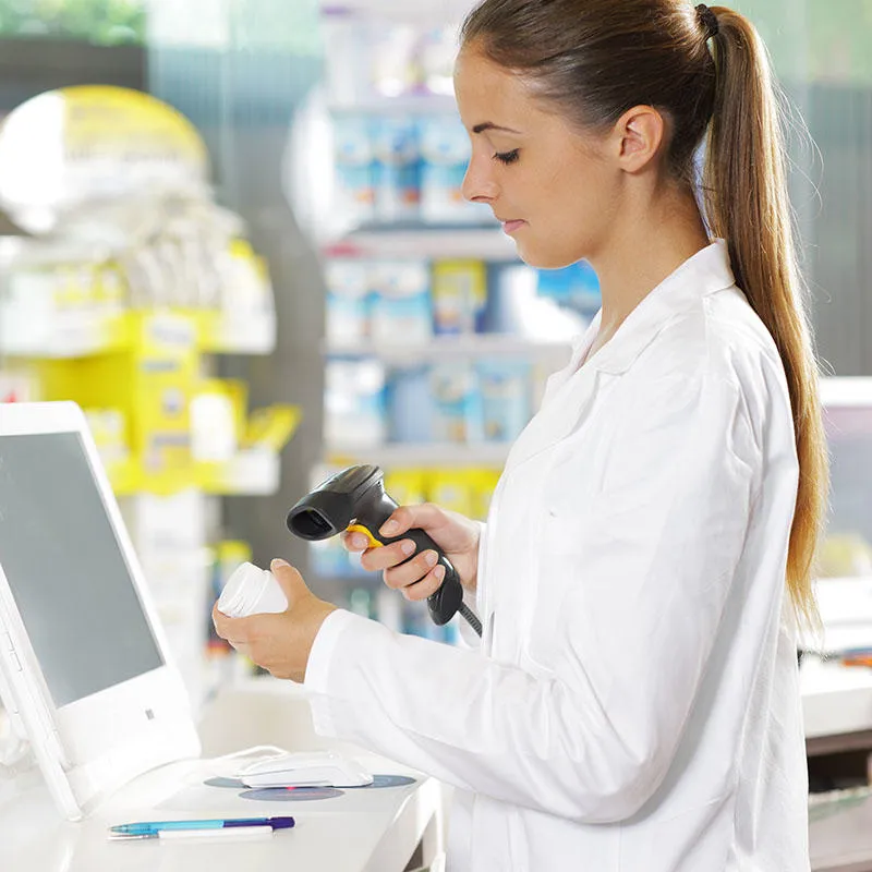 blog-life-sciences-pharmacist-dispensing