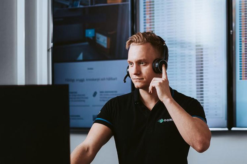 One of our service engineers solves a customer request remotel