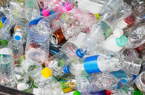 déchets d'emballages, y compris les bouteilles en plastique et les canettes en aluminium à recycler