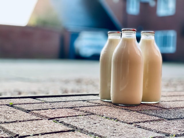 Livraison de bouteilles de lait - Photo d'Elizabeth Dunne sur Unsplash