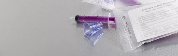 Kleine identificatiecode op de verpakking van een medisch spuitje