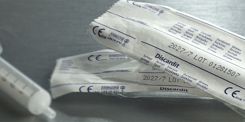 Date noire et codes de lot imprimés sur les emballages de seringues pharmaceutiques