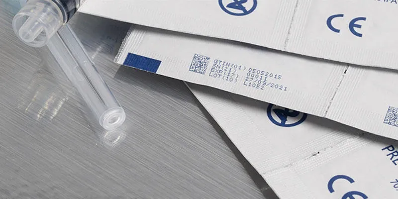QR preto e códigos de lote impressos na bolsa do dispositivo médico