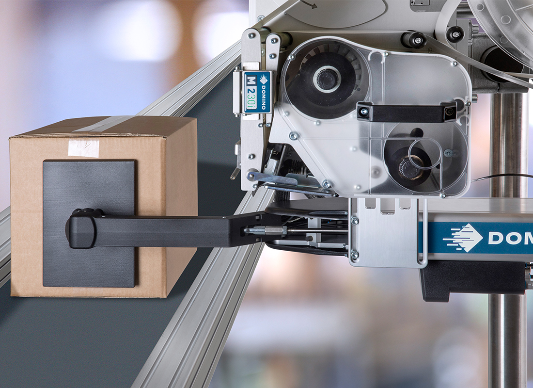 Les imprimantes M230i-S et SP de Domino permettent d'étiqueter vos produits à l'avant, à l'arrière, sur le dessus ou sur le côté