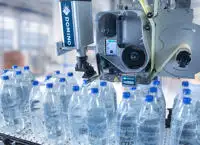 Étiquetage Mx350i-B sur un pack de bouteilles