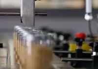 Una línea de envasado de alimentos con la impresora CIJ Ax130i