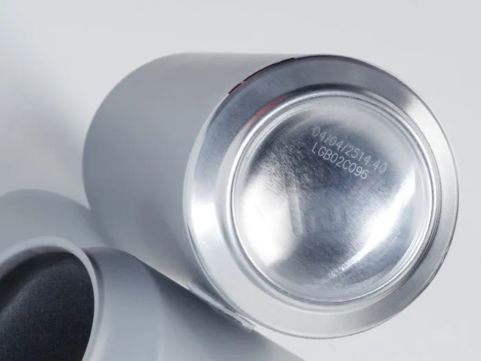 Codes sur canette en métal