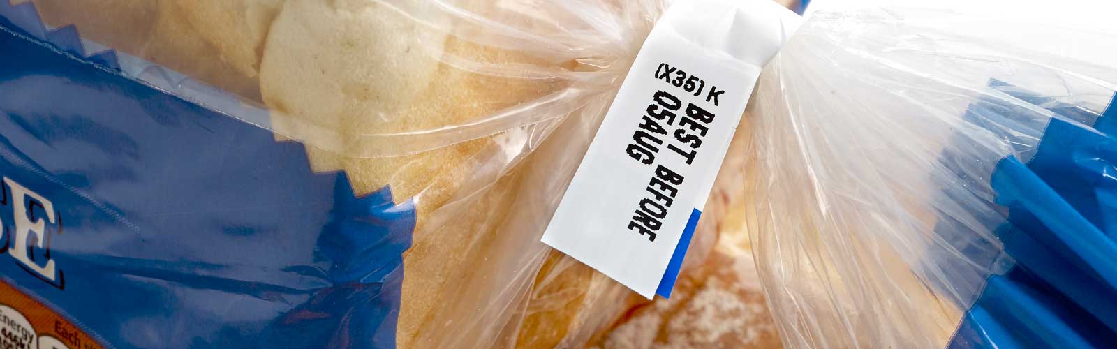 El código de la impresora Blue cij en el envase transparente del pan, incluyendo la fecha de caducidad