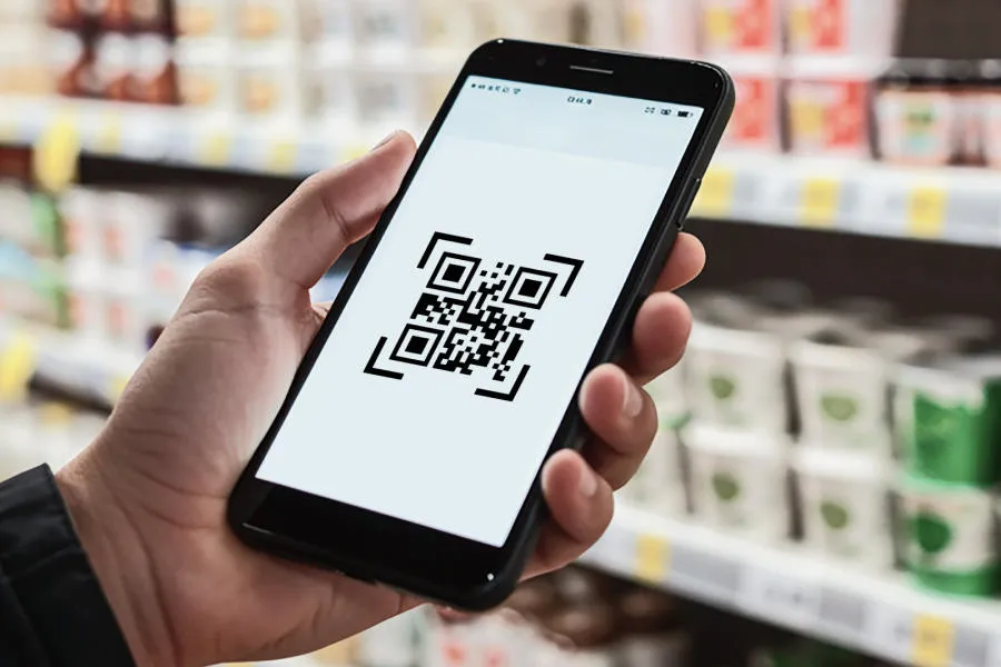 QR코드 스캔하는 모습