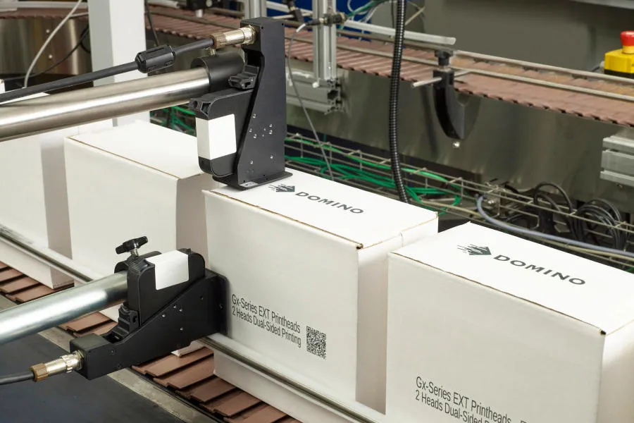 고해상도 잉크젯 TIJ 마킹기로 박스에 날인하는 모습