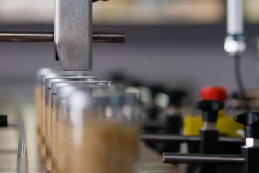 공장에 설치된 도미노 연속식 잉크젯 마킹기 - 노즐 확대