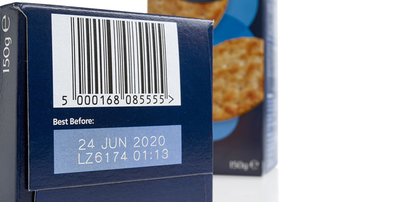 Caja de cartón azul de galletas con código de barras y fecha de caducidad codificada en la parte inferior
