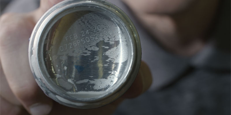 금속 음료 캔의 바닥에 선명하게 마킹된 파이버 레이저 코드