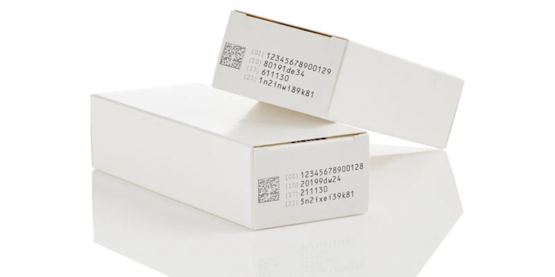 Schwarzer TIJ-Code auf weißem Arzneimittelkarton