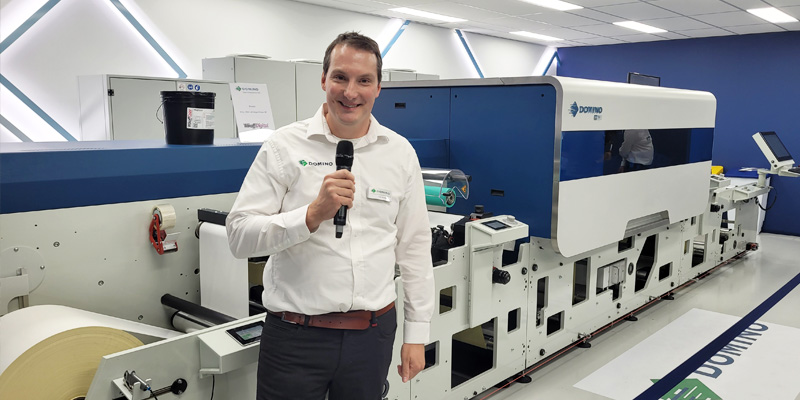 Tom Couckuyt, Customer Experience Centre Manager next to the N730i digital colour press