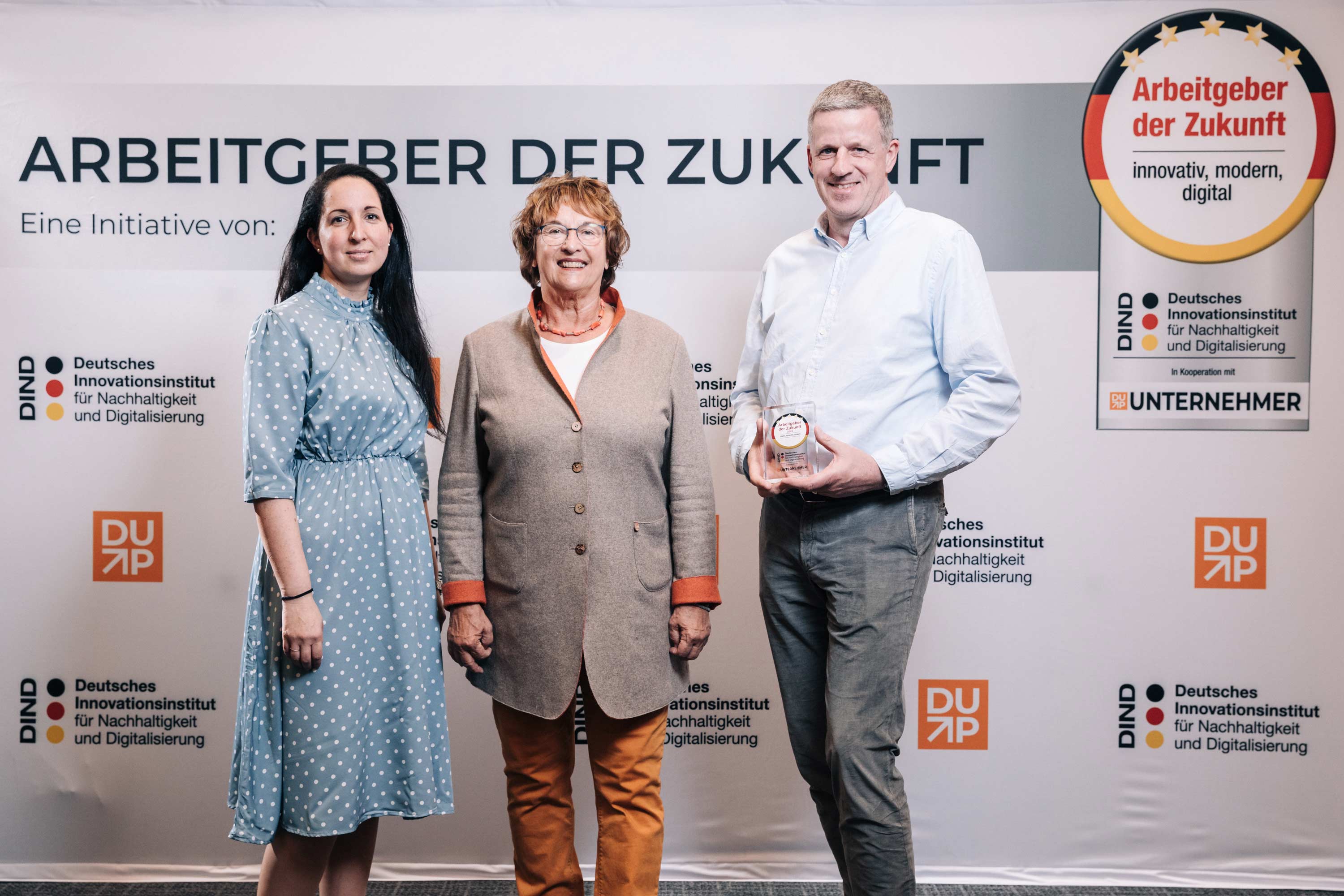 Von links nach rechts: Samira Arrami (Leiterin Personal, Domino Deutschland GmbH), Brigitte Zypries (Bundesministerin a. D.), Götz Kroeber (Geschäftsführer, Domino Deutschland GmbH)