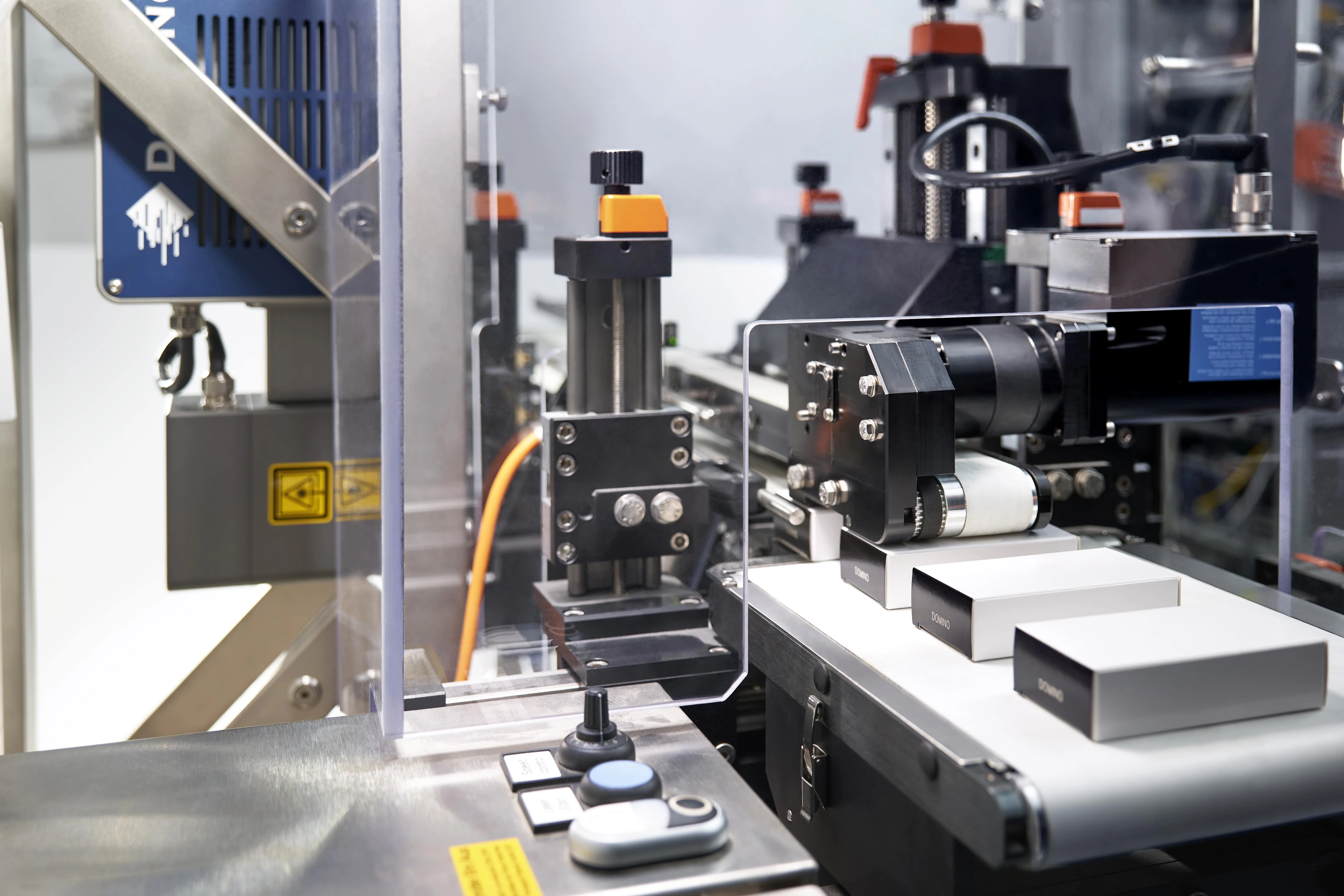 Ein Laser der Dx-Serie im Einsatz in der Produktion: Der Laser codiert Faltschachteln 