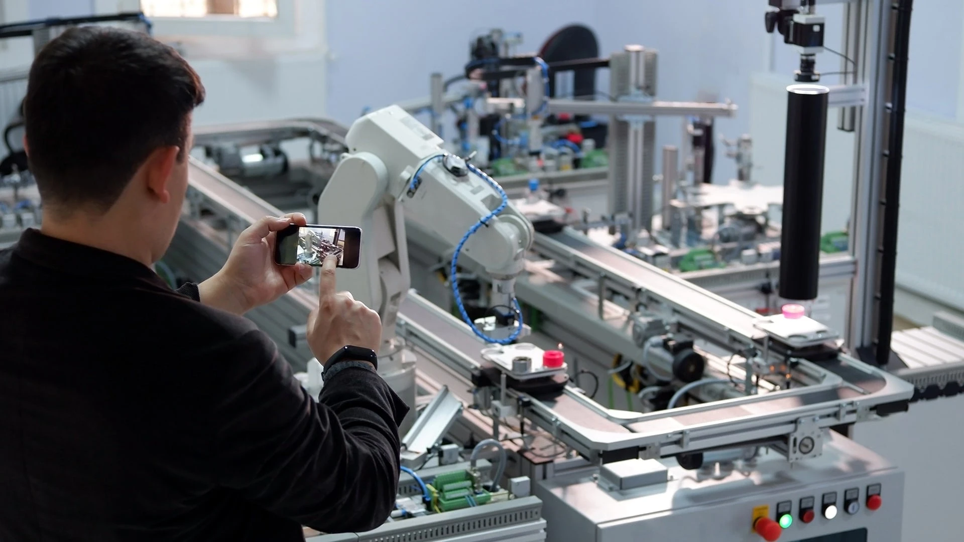 SafeGuard AR provides customers with a direct connection to field service engineers and product experts via a secure virtual service environment.